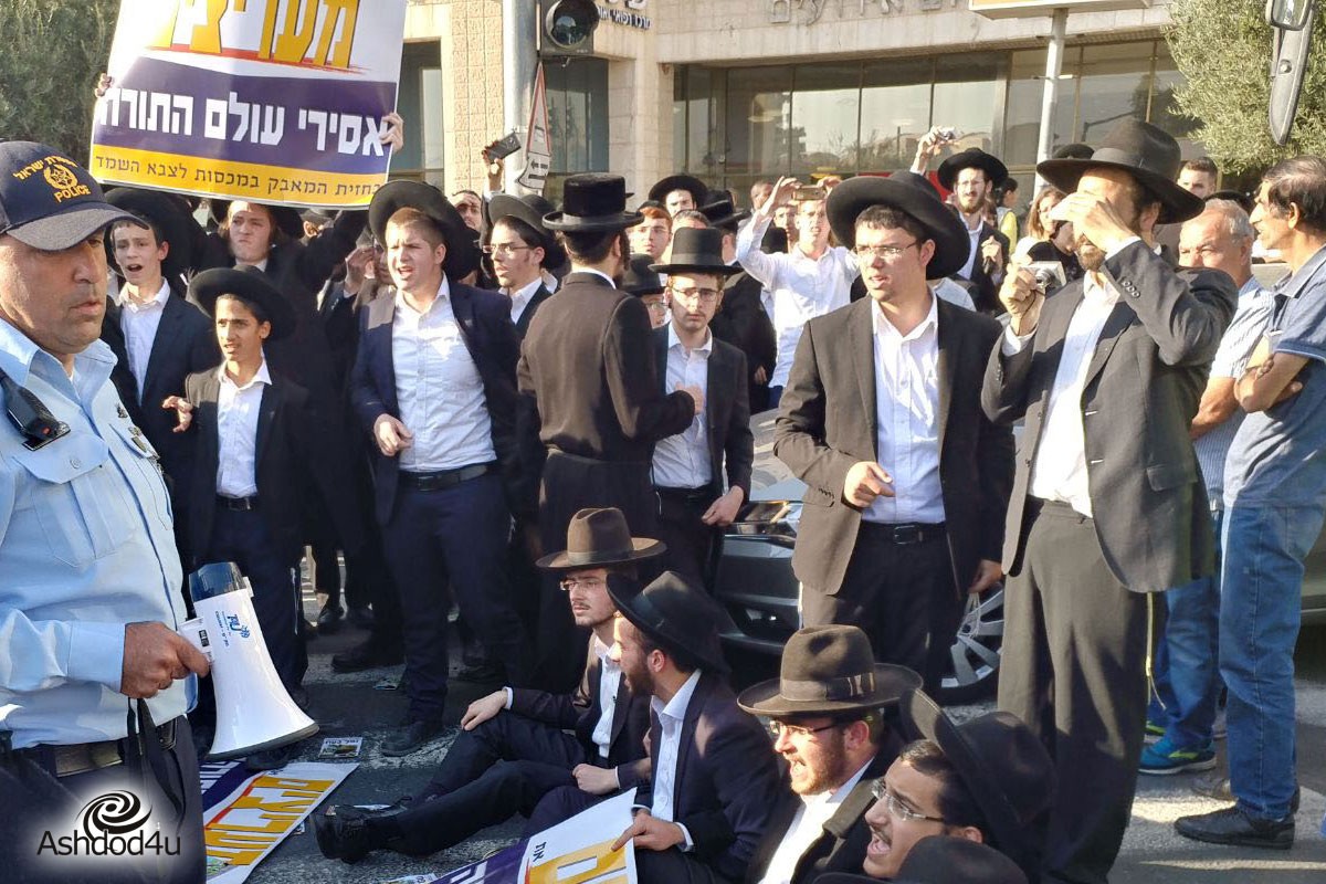 כמעט אסון ברובע ז׳ - צעירים נכנסו עם רכבים בערב שבת