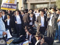 כמעט אסון ברובע ז׳ - צעירים נכנסו עם רכבים בערב שבת