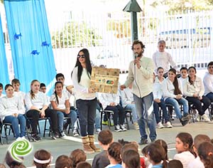 סרט אדום וחדר שלווה כחול