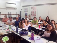 תושבים מארחים צעירים מאמריקה