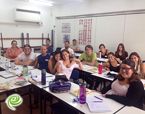 תושבים מארחים צעירים מאמריקה