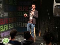 הסטנדאפיסט רועי צברי מגיע לנוצ'ה בר