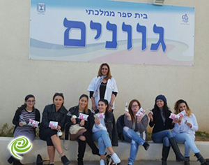 למי עשו הנערות פדיקור בין כותלי ביה"ס