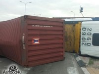 בוקר פקוק - משאית התהפכה בצומת עורף הנמל