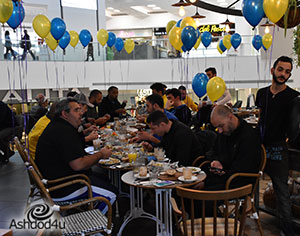 קניון סי מול לובש ״כחול צהוב״