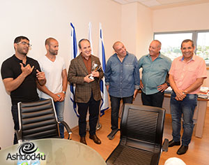 הדולפינים הגיעו ללשכת ראש העיר