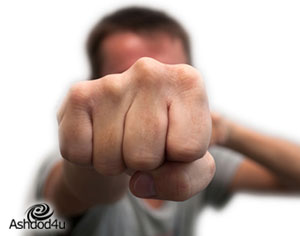 עובד שחטף אגרוף ממנהלו תובע כ-120 אלף₪ ממעבידו