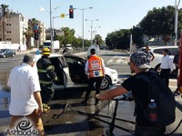 רכב עלה באש בלב העיר - פצוע קל