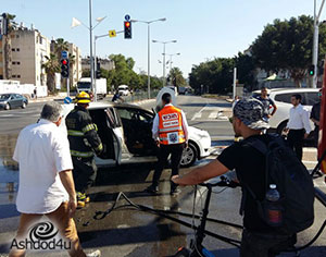 רכב עלה באש בלב העיר - פצוע קל