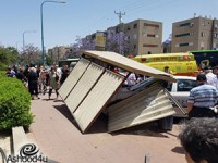 מס׳ נפגעים בתאונת מונית שנכנסה בתחנת אוטובוס