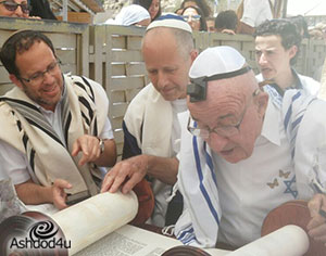 רפאל דויד, ניצול שואה בן 86 מאשדוד חגג בר מצווה