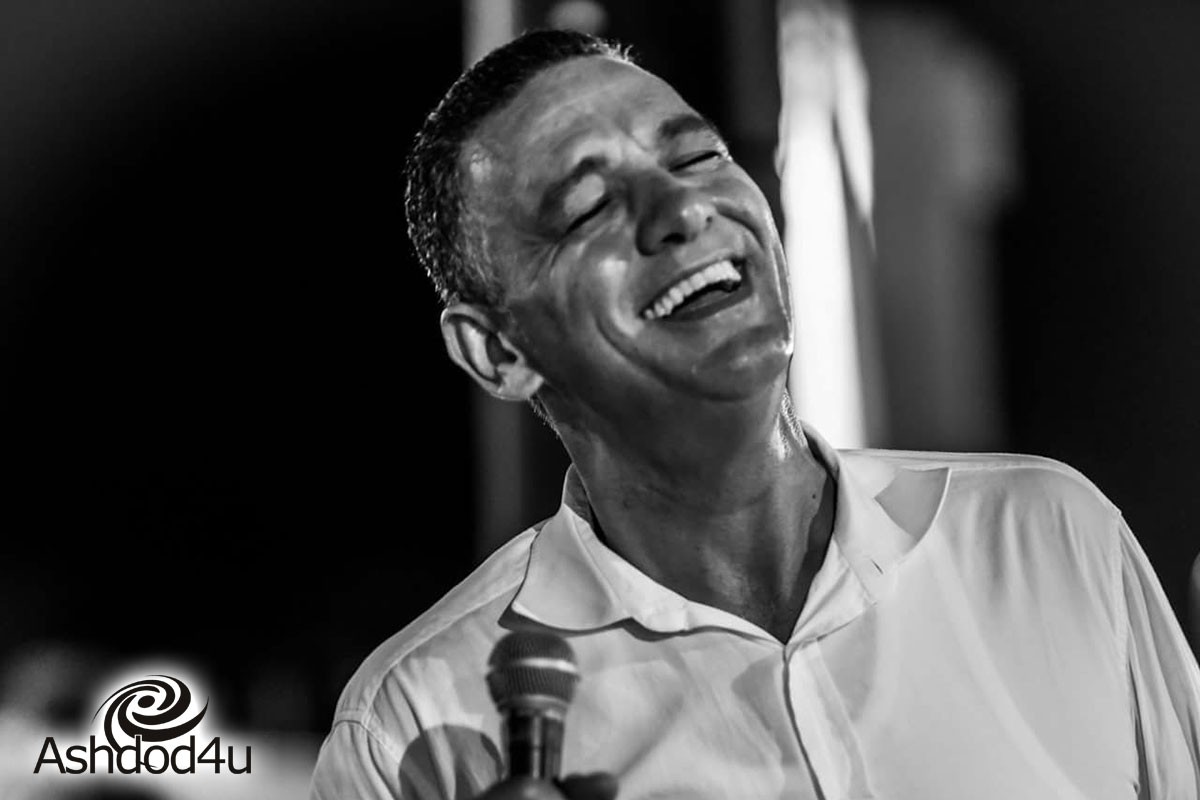 שנינו יחד תחת מטריה (אדומה) אחת