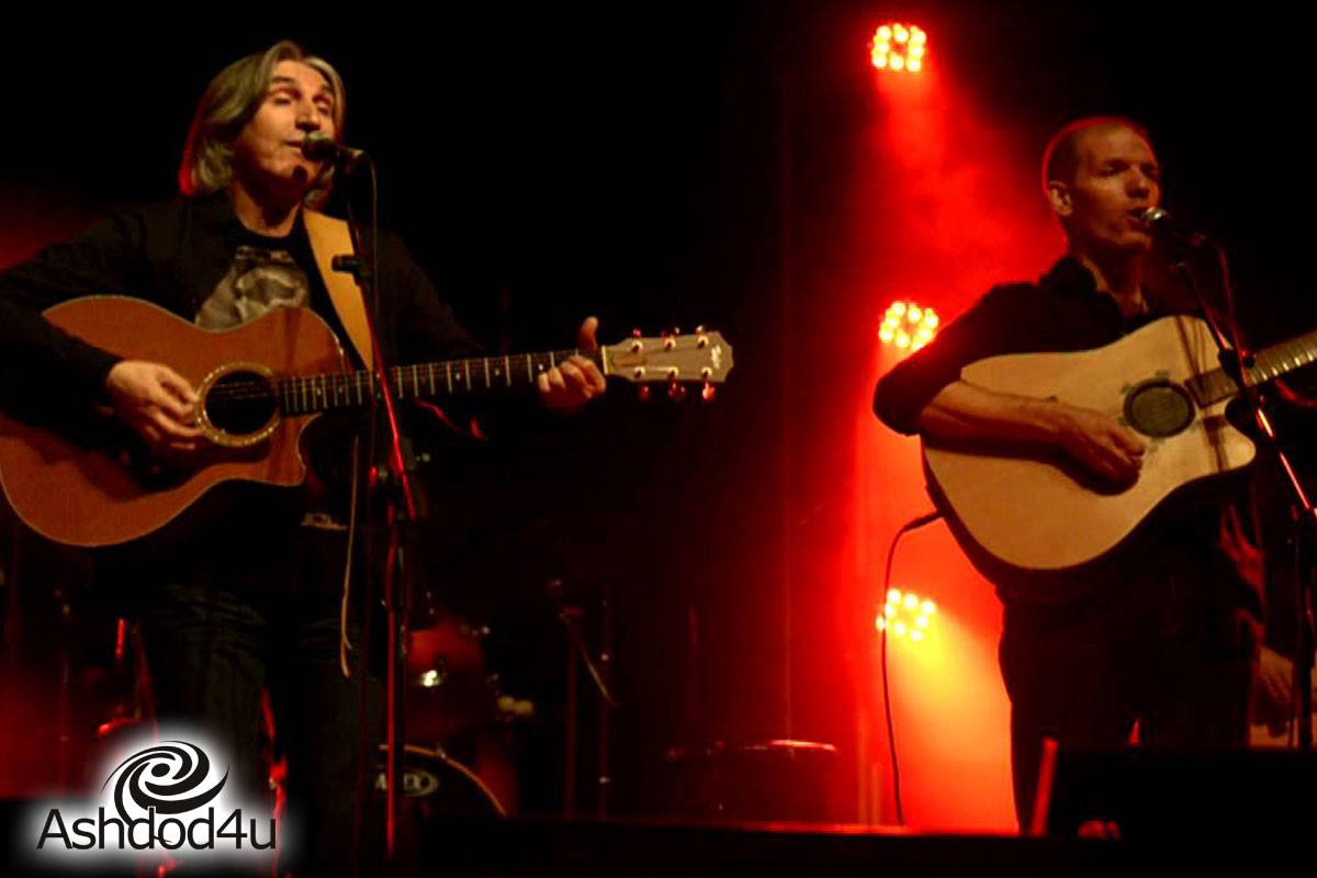 אבי חן כובש את במות ישראל עם להקת ה״טרנזיסטור״