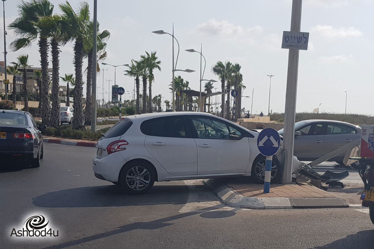 נפגע קל בתאונה בשדרה האדומה - משה דיין
