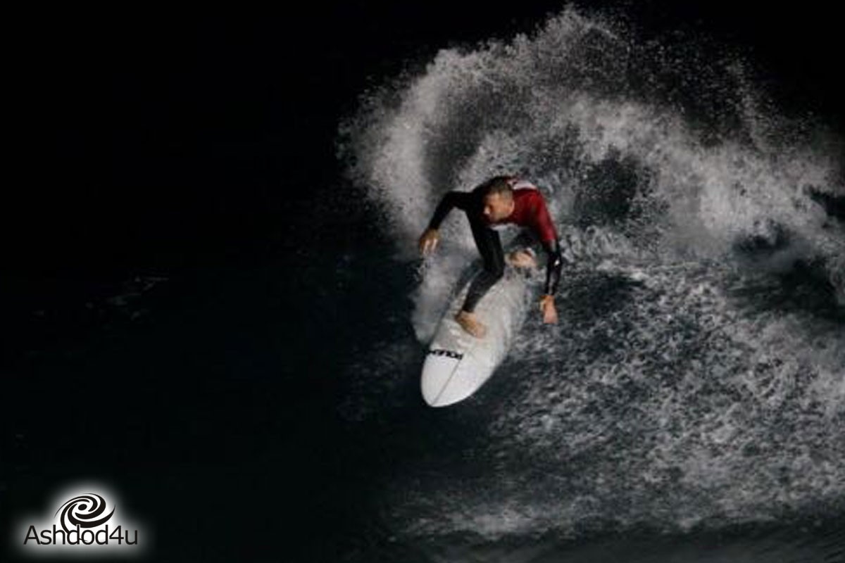 תחרות גלישה לילית - הערב בחוף גיל