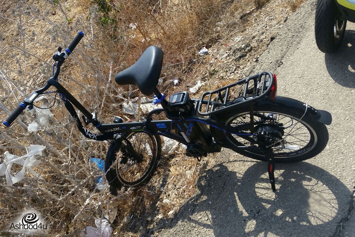 רוכב אופניים חשמליים החליק לתעלה ואיבד את ההכרה