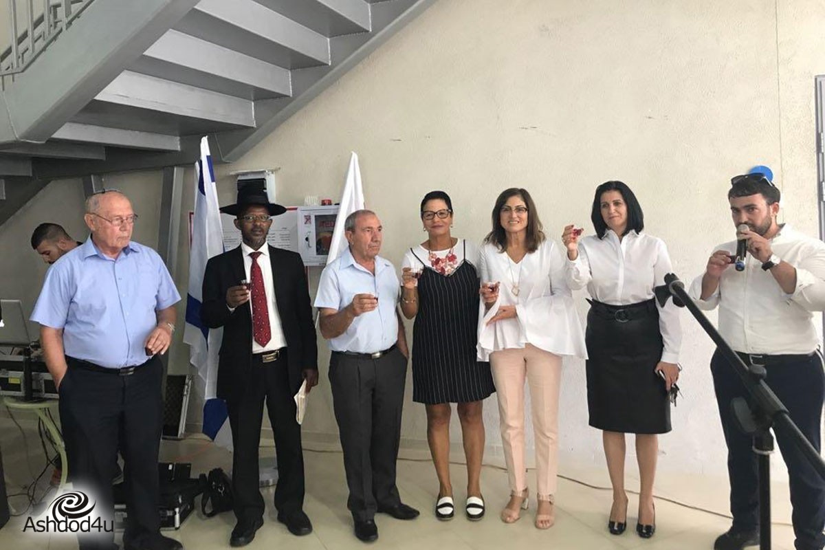 עובדי הרשות מרימים כוסית לכבוד השנה החדשה