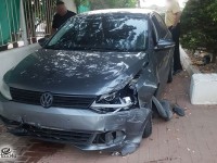 איבדה שליטה, עלתה על מדרכה ונבלמה בגדר