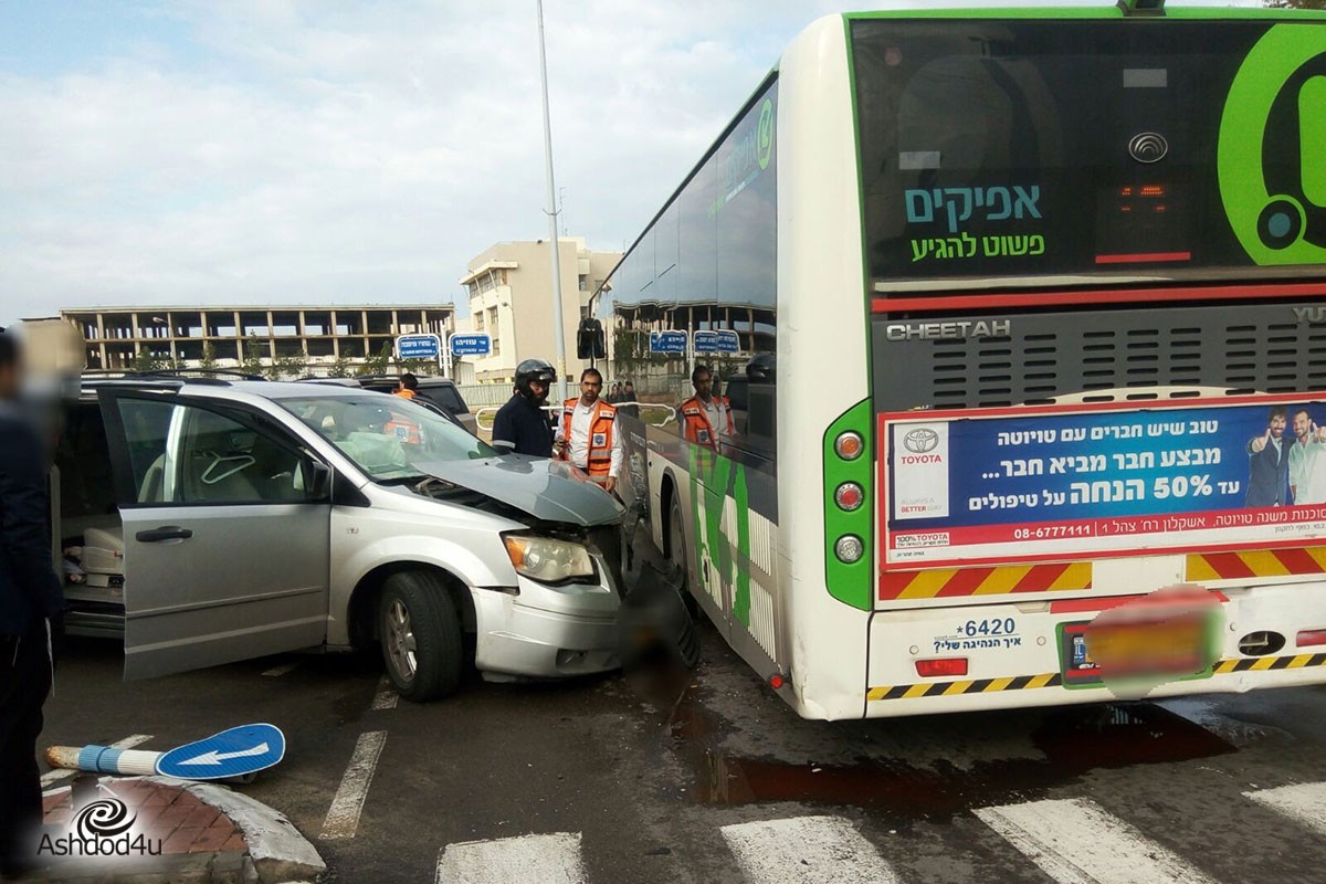 תאונה בין רכב פרטי ואוטובוס – פצוע קל.