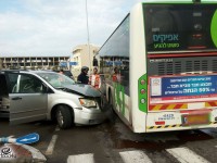 תאונה בין רכב פרטי ואוטובוס – פצוע קל.