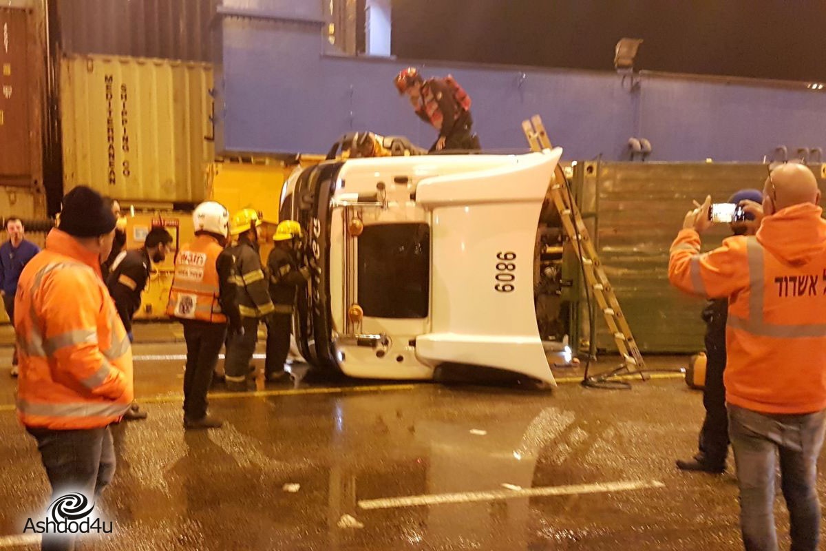 משאית התהפכה בנמל אשדוד – הנהג נפצע באורח בינוני