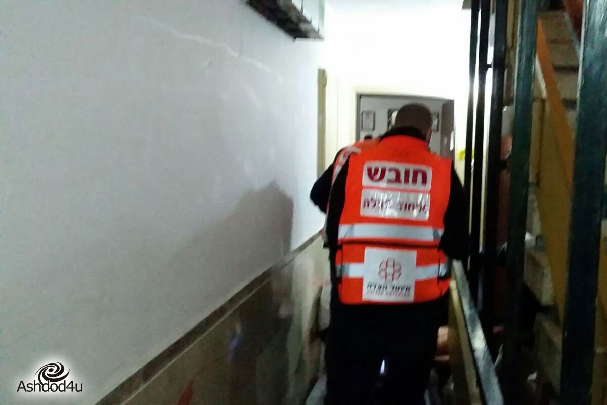 גופת גבר כבן 50 ללא סימני חיים נמצאה ברח׳ הרב קוק