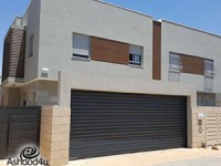 שער גלילה חשמלי מעוצב לחנייה הפרטית