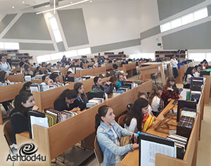 מקיף ה': כתיבה על קלף עם נוצה ודיו