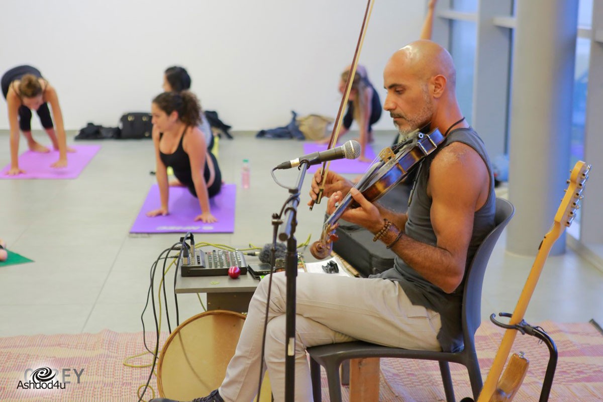 יוגה &  Music live