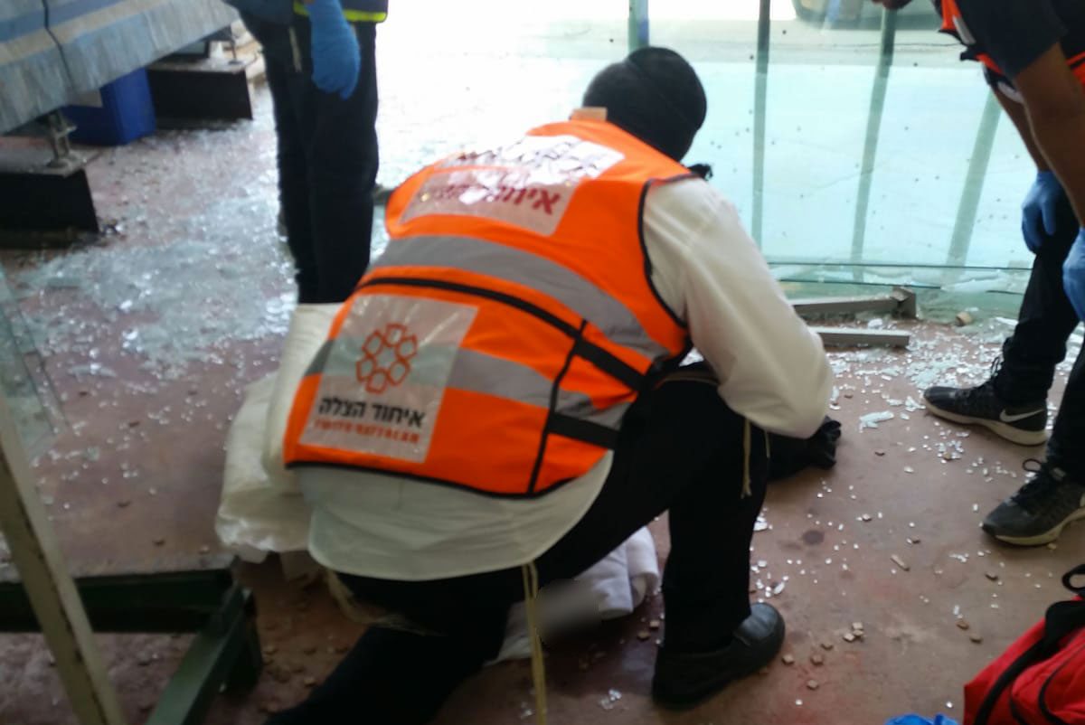 פלטות זכוכית שנפלו על פועל בן 45 - מצבו בינוני