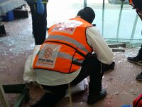 פלטות זכוכית שנפלו על פועל בן 45 - מצבו בינוני