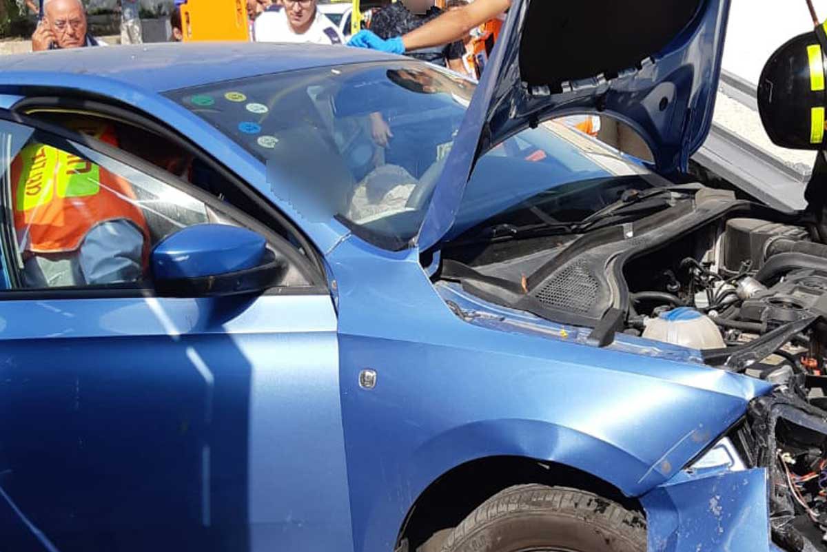 רכב פגע בעוצמה בקיר גדר של בית פרטי