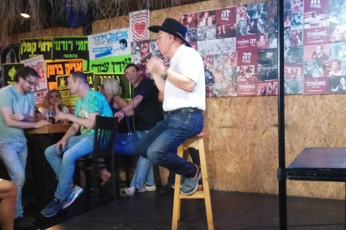 סניה על הבר: כ-100 צעירים הגיעו לפאב ״זה״