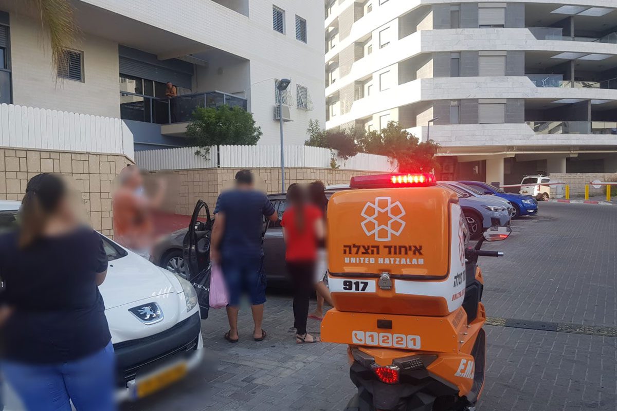 ילד חולץ מתוך רכב ע"י עוברי אורח