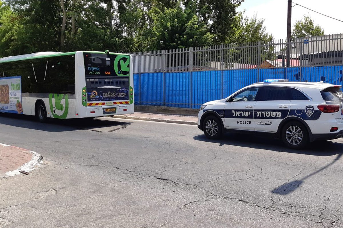 נהג אוטובוס כבן 58 הותקף ע"י מספר בני מיעוטים שנמלטו