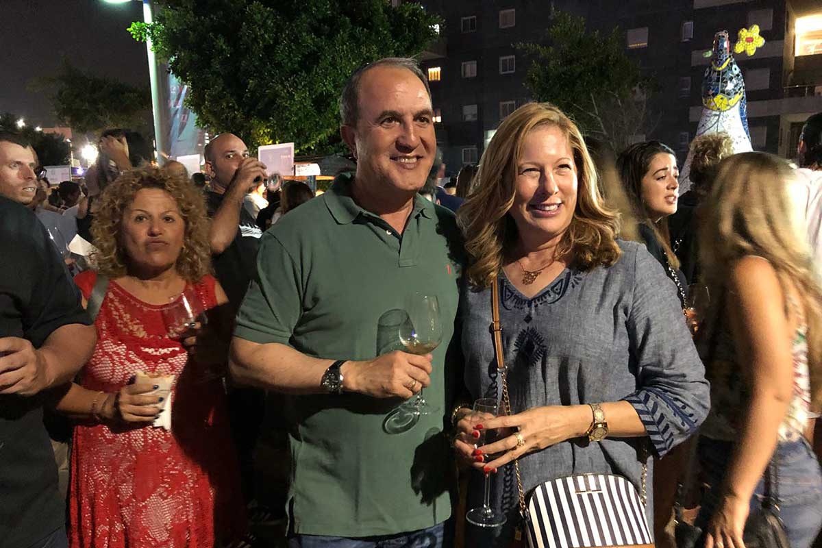 ראש העיר ורעייתו שותים לחיים