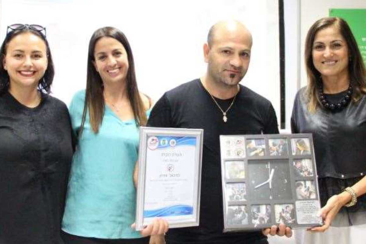 הכל בראש - בני נוער מעצבים שיער