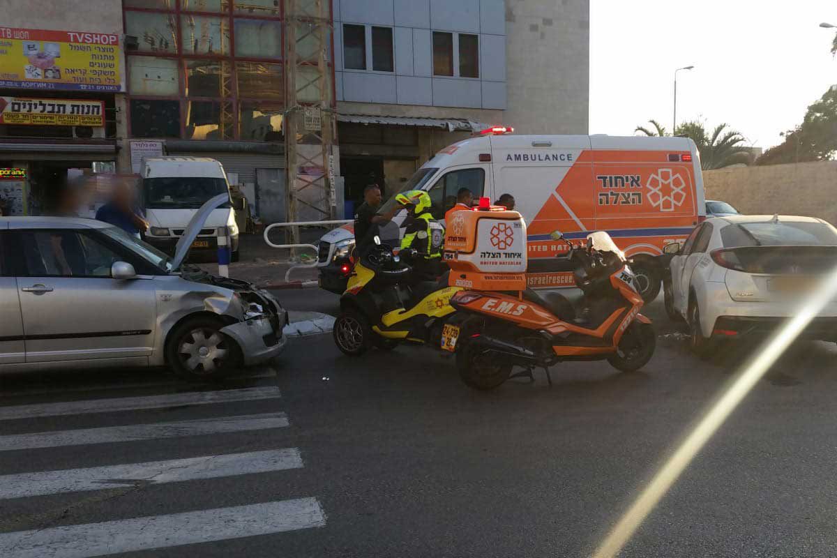 2 נפגעים בזירת תאונה בין 2 רכבים פרטיים
