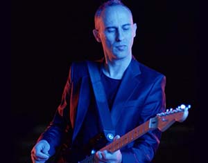 אסף אמדורסקי בהופעה