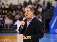 לסרי תופס ראש על הבר