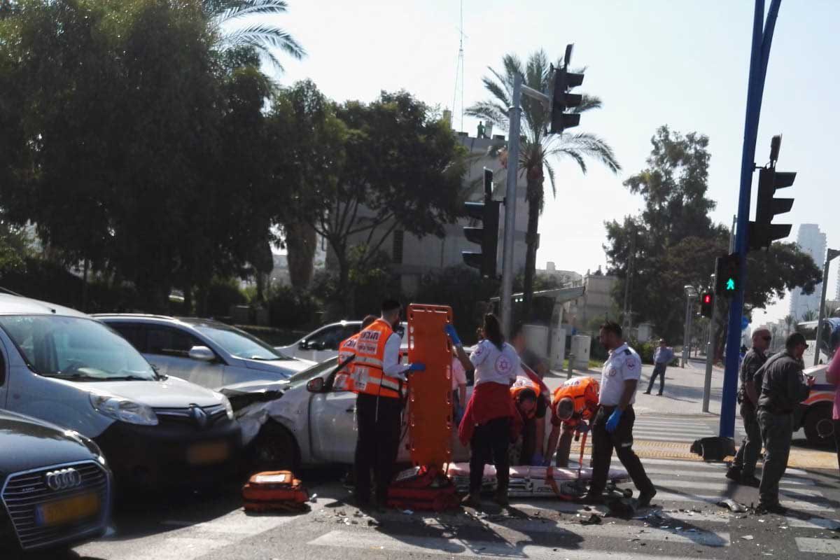 4 רכבים מעורבים בתאונה בשדרת הרצל
