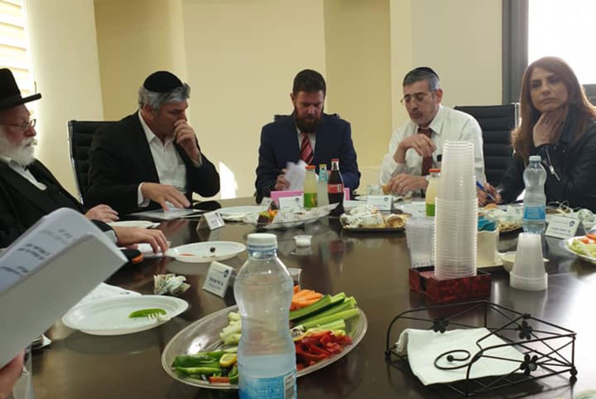 מתח באוויר - ישיבת דירקטוריון ראשנה של חנוך דרך ארליך