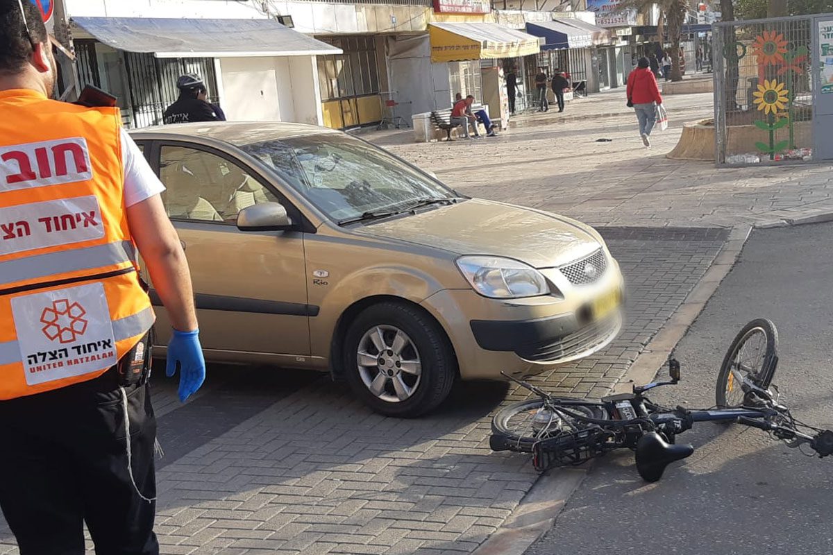רוכב אופניים חשמליים (57) נפגע מרכב פרטי