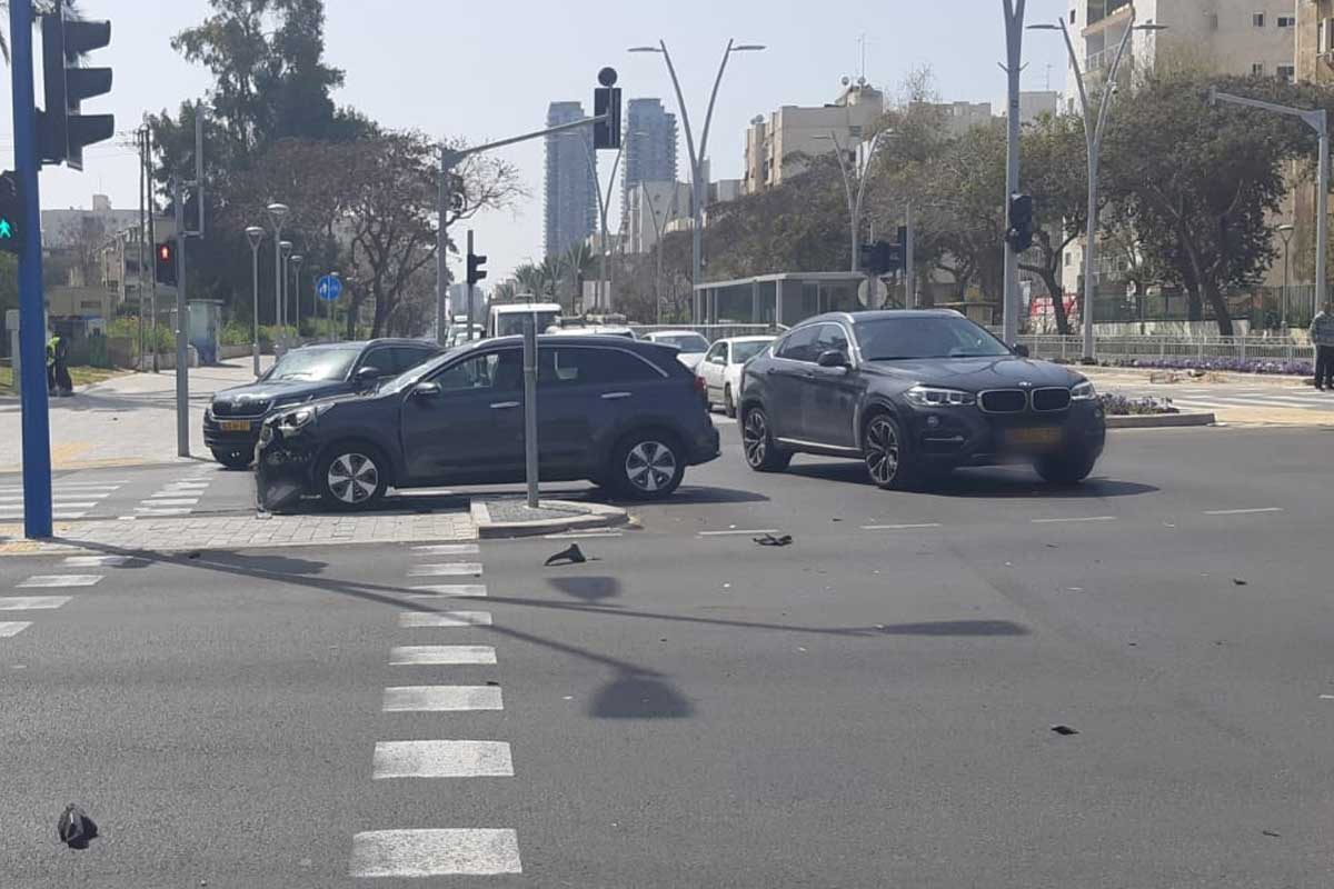 שני נפגעים במצב קל בתאונה בין 2 כלי רכב פרטיים