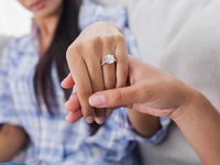 כל תרחישי האימה עם טבעת האירוסין והצעת הנישואין