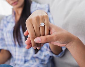 כל תרחישי האימה עם טבעת האירוסין והצעת הנישואין