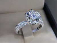 האם ניתן להעניק יהלומים במתנה לפני הצעת הנישואין?