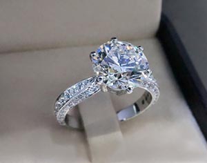 האם ניתן להעניק יהלומים במתנה לפני הצעת הנישואין?