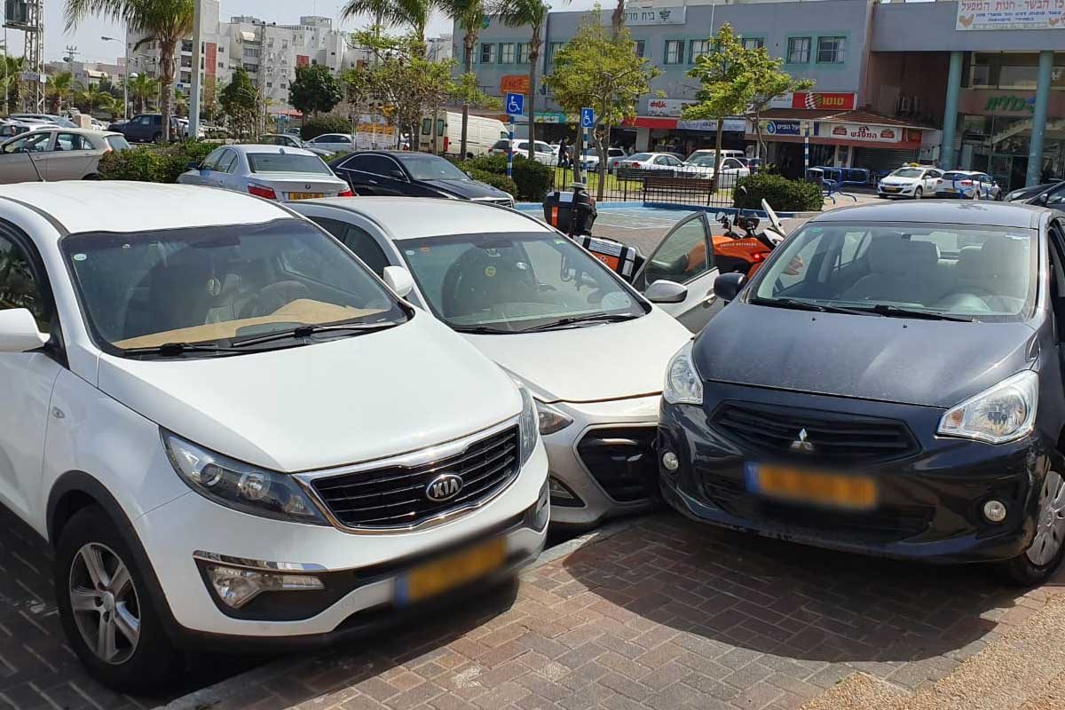 נהגת רכב סטתה, פגעה בשני רכבים חונים