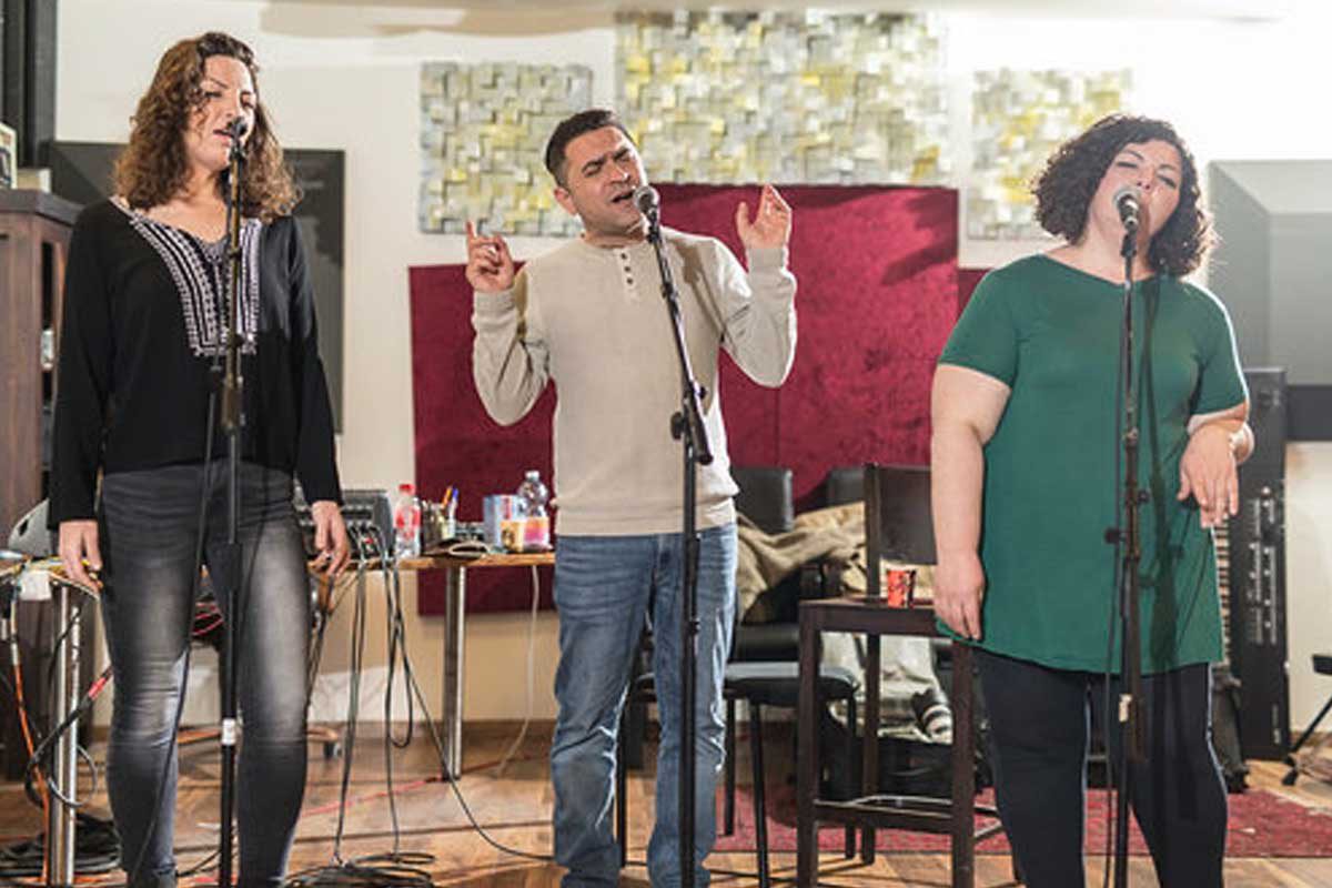 'השפויים במחלוקת' מציגים: ב״כותונת משוגעים״